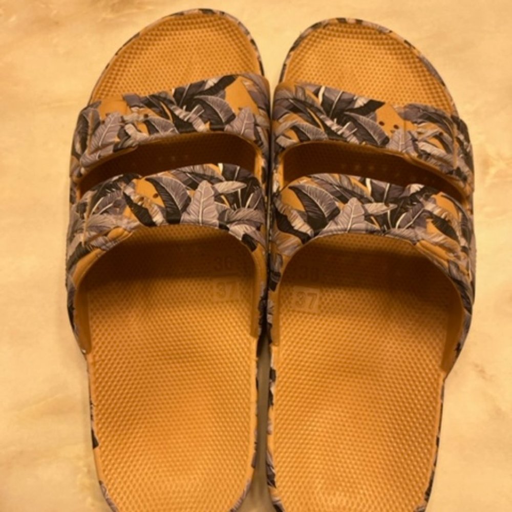 Freedom Moses St. Bart  Two Band Slide Sandals  NWOT Vegan/Cruelty Free Size 5/6